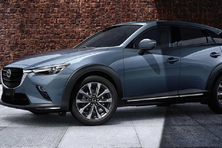 Mazda CX-30 chính một thành viên trong gia đình CX-Series, xe sử dụng ngôn ngữ thiết kế Kodo mang nhiều nét tương đồng với CX-3/5/8. Phần đầu xe nổi bật với cụm lưới tản nhiệt cỡ lớn và một thanh mạnh crôm bên dưới nối liền cụm đèn pha LED. Sự xuất hiện của Mazda CX-30 hoàn toàn mới đã mở ra nhiều lựa chọn hơn cho khách hàng hàng quê nhà Nhật Bản. Như đã nói, Mazda CX-30 là sản phẩm lấp đầy khoảng trống giữa CX-3 và CX-5 khi nó mang kích thước: Dài x Rộng x Cao lần lượt: 4.395 x 1.795 x 1.540 mm và chiều dài cơ sở: 2.655 mm.