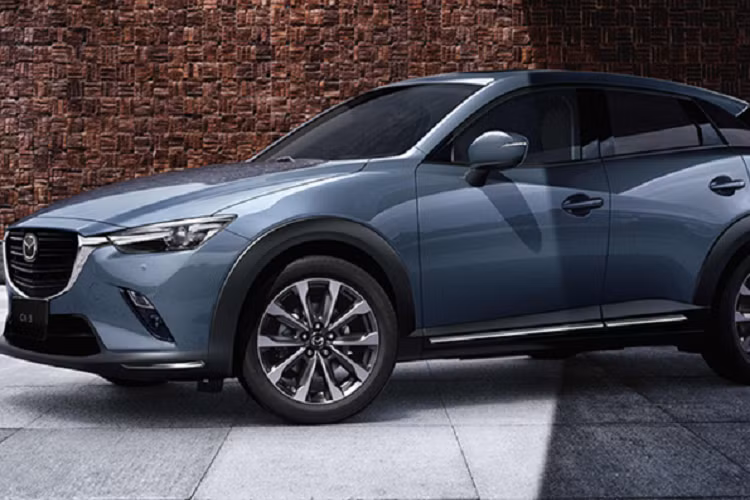 Mazda CX-30 chính một thành viên trong gia đình CX-Series, xe sử dụng ngôn ngữ thiết kế Kodo mang nhiều nét tương đồng với CX-3/5/8. Phần đầu xe nổi bật với cụm lưới tản nhiệt cỡ lớn và một thanh mạnh crôm bên dưới nối liền cụm đèn pha LED. Sự xuất hiện của Mazda CX-30 hoàn toàn mới đã mở ra nhiều lựa chọn hơn cho khách hàng hàng quê nhà Nhật Bản. Như đã nói, Mazda CX-30 là sản phẩm lấp đầy khoảng trống giữa CX-3 và CX-5 khi nó mang kích thước: Dài x Rộng x Cao lần lượt: 4.395 x 1.795 x 1.540 mm và chiều dài cơ sở: 2.655 mm.