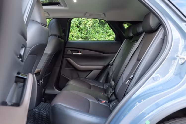 Mazda CX-3 chắc chắn là một mẫu xe quen thuộc với nhiều bác quan tâm đến xe Mazda, hồi năm 2017 đã có mẫu CX-3 được đưa về nước, tuy nhiên được dùng cho nhân sự ở hãng và không bán ra thị trường. Mãi đến nay, sau 5 năm Mazda CX-3 mới có kế hoạch bán ra tại thị trường Việt.