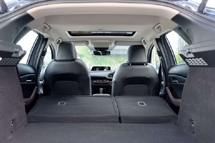 Mazda cho biết động cơ đã được tinh chỉnh để cho mô-men xoắn cao hơn và tiết kiệm nhiên liệu hơn. Trang bị công nghệ G-Vectoring Control (GVC) giúp kiểm soát lực G-force bằng cách can thiệp và thay mô-men xoắn từ động cơ đến từng bánh xe giúp xe ổn định hơn khi vào cua. Bên cạnh đó, hệ thống treo cũng được cải thiện.