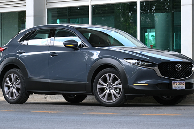 Mazda cho biết đã bố trí không gian nội thất và ghế ngồi CX-30, nhằm mang lại một tư thế ngồi thoải mái cho khách hàng. Hàng trước có tay vịn cỡ lớn, hàng ghế sau có khoảng cách xa hơn so với ghế trước, chiều cao của vị trí ghế ngồi và chiều cao sàn được điều chỉnh để đảm bảo một không gian rộng rãi. Dung tích của khoang hành lý phía sau đạt 430 lít, chiều rộng mở 1.020mm có thể chưa đựng xe đẩy trẻ em lớn và túi du lịch cùng một lúc.