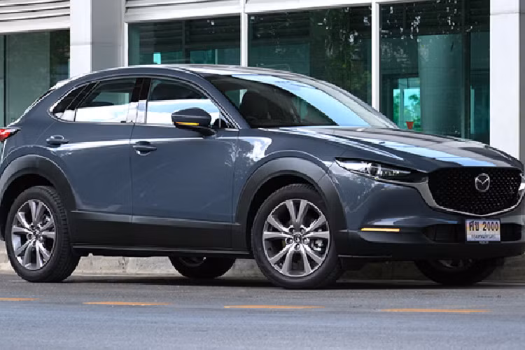 Mazda cho biết đã bố trí không gian nội thất và ghế ngồi CX-30, nhằm mang lại một tư thế ngồi thoải mái cho khách hàng. Hàng trước có tay vịn cỡ lớn, hàng ghế sau có khoảng cách xa hơn so với ghế trước, chiều cao của vị trí ghế ngồi và chiều cao sàn được điều chỉnh để đảm bảo một không gian rộng rãi. Dung tích của khoang hành lý phía sau đạt 430 lít, chiều rộng mở 1.020mm có thể chưa đựng xe đẩy trẻ em lớn và túi du lịch cùng một lúc.
