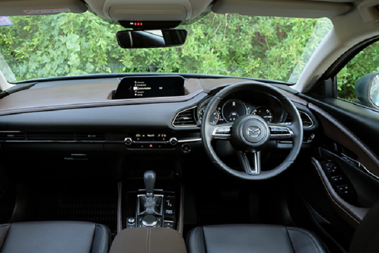 Vì được phát triển chung một khung gầm, nên CX-30 chia sẻ khá nhiều với “người anh em” Mazda3 thế hệ mới. Chính vì thế, nội thất CX-30 mang thiết kế tương đồng với Mazda3 hatchback. Ghế ngồi bọc da Nâu + ghế lái chỉnh điện 10 hướng trong khi ghế hàng khách chỉnh tay. Mazda CX-30 trang bị màn hình thông tin giải trí 8,8 inch hỗ trợ kết nối Apple CarPlay và Android Auto. Trang bị màn hình hiển thị trên kính lái (HUD), hệ thống âm thanh 8 loa và camera lùi.