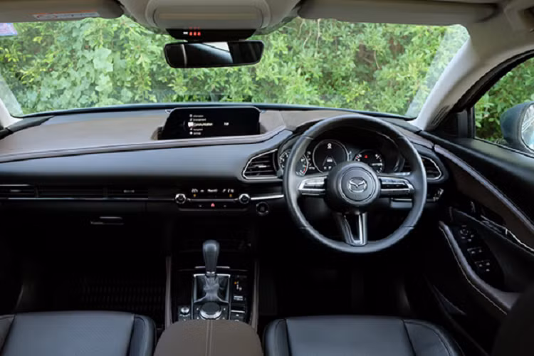 Vì được phát triển chung một khung gầm, nên CX-30 chia sẻ khá nhiều với “người anh em” Mazda3 thế hệ mới. Chính vì thế, nội thất CX-30 mang thiết kế tương đồng với Mazda3 hatchback. Ghế ngồi bọc da Nâu + ghế lái chỉnh điện 10 hướng trong khi ghế hàng khách chỉnh tay. Mazda CX-30 trang bị màn hình thông tin giải trí 8,8 inch hỗ trợ kết nối Apple CarPlay và Android Auto. Trang bị màn hình hiển thị trên kính lái (HUD), hệ thống âm thanh 8 loa và camera lùi.