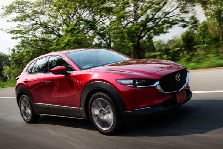 Tại Thái, Mazda CX-30 có giá bán khởi điểm từ 1.099.000 – 1.199.000Bath (khoảng 805 – 877 triệu đồng). Trong khi CX-3 có giá từ 769.000.000 – 959.000.000 (khoảng 563 – 703 triệu đồng). Theo dự đoán, Mazda CX-3 sẽ có giá không dưới 550 triệu đồng, trong khi CX-30 có giá không dưới 700 triệu đồng tại thị trường Việt.