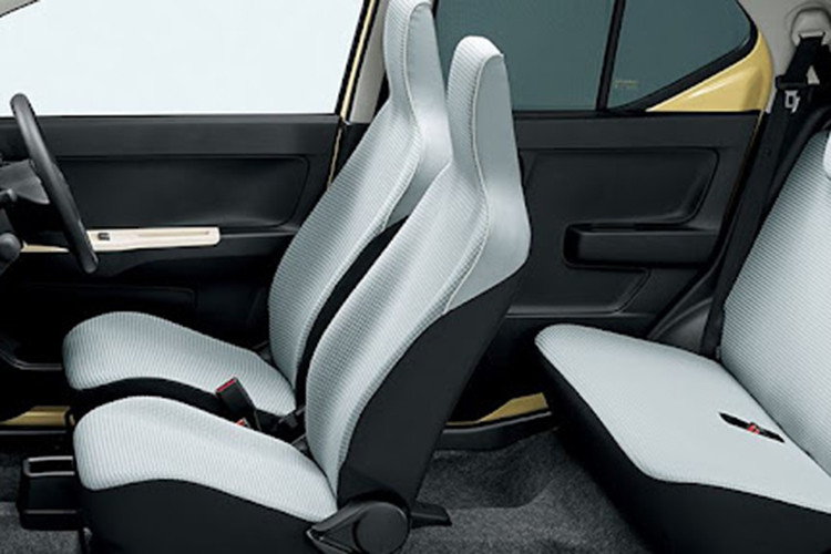 Ngoài ra, hệ thống điều hòa tự động còn được trang bị các nút chỉnh mới và màn hình nhỏ màu vàng phía trên. Về kích thước, Mazda Carol 2022 sở hữu chiều dài 3.395 mm, chiều rộng 1.475 mm, chiều cao 1.525 mm và chiều dài cơ sở 2.460 mm. So với thế hệ cũ, nội thất của mẫu xe kei car này cao hơn 50 mm và rộng hơn 45 mm.