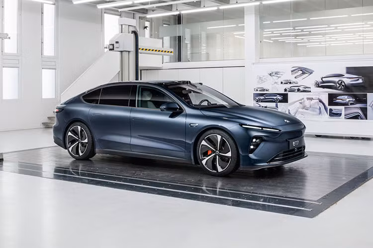 Theo nhà sản xuất, ET7 mới có thân vỏ cực kỳ trơn mượt, tối ưu khí động học với hệ số lực cản chỉ 0,208 Cd. Hệ truyền động của xe bao gồm 2 mô tơ điện, với mô tơ trước sản sinh 241 mã lực, còn mô tơ sau sản sinh 402 mã lực.