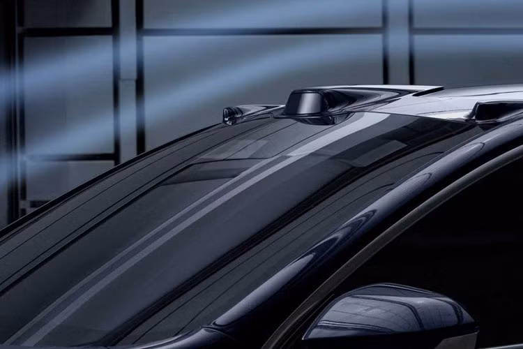 Do vậy, tổng công suất là 644 mã lực và 850 Nm mô-men xoắn cực đại, hứa hẹn mang lại trải nghiệm lái hết sức tốc độ. Đối với tùy chọn bộ pin, NIO sẽ cung cấp ET7 với ba tùy chọn gồm: Standard (75 kWh cho 500 km NEDC), Long Life (100 kWh cho 700 km NEDC), và Ultra Long Life (150 kWh cho 1000 km NEDC). Đây là những con số ấn tượng, và chắc sẽ loại bỏ nỗi lo về phạm vi hoạt động của nhiều người tiêu dùng.