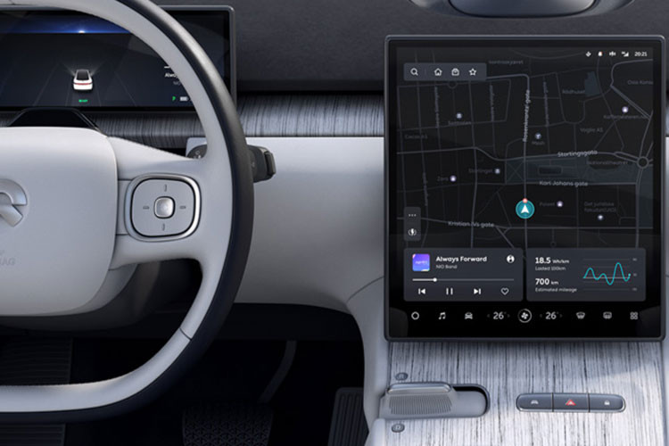 Đối với nội thất, NIO ET7 có trang bị bảng đồng hồ màn kỹ thuật số cỡ 10,2 inch, và màn hình cảm ứng trung tâm cỡ 12,8 inch với một hệ thống trợ lý ảo ở phía trên. Nó cũng có màn hình HUD, một thiết bị ghi hình 4K, kết nối mạng 5G, WiFi 6.0, Bluetooth 5.2, và hệ thống âm thanh 23 loa chất lượng.