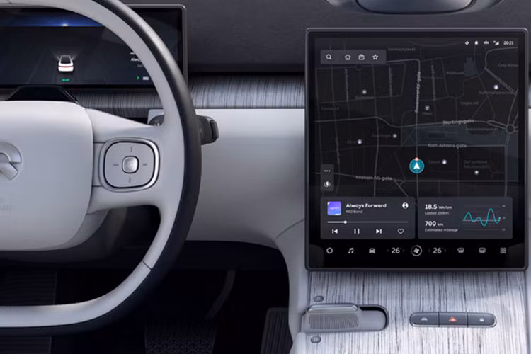 Đối với nội thất, NIO ET7 có trang bị bảng đồng hồ màn kỹ thuật số cỡ 10,2 inch, và màn hình cảm ứng trung tâm cỡ 12,8 inch với một hệ thống trợ lý ảo ở phía trên. Nó cũng có màn hình HUD, một thiết bị ghi hình 4K, kết nối mạng 5G, WiFi 6.0, Bluetooth 5.2, và hệ thống âm thanh 23 loa chất lượng.