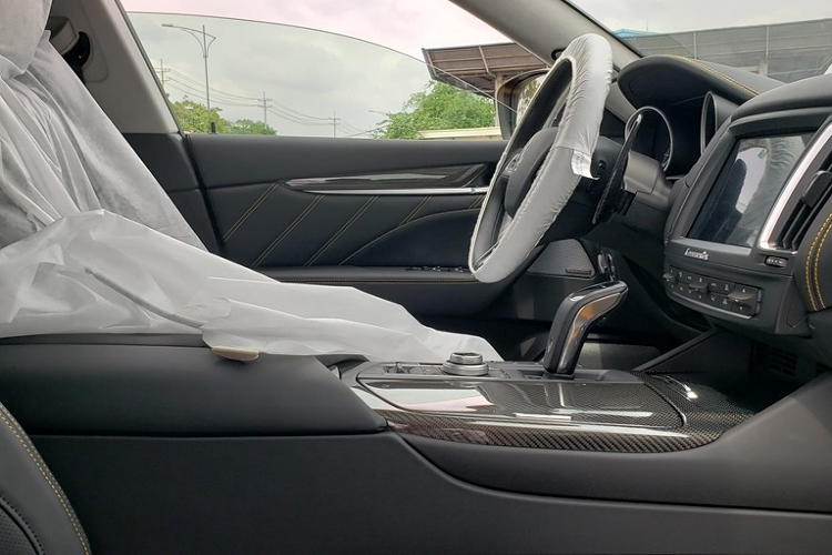 Cụ thể, Maserati Levante Trofeo sử dụng khối động cơ V8, dung tích 3.8 lít, tăng áp kép, được chế tạo bởi hãng siêu xe Ferrari. "Trái tim" này có có thể sản sinh công suất tối đa 590 mã lực tại vòng tua máy 6.250 vòng/phút và mô-men xoắn cực đại 730 Nm. Đây là một sức mạnh khá ấn tượng cho mẫu xe SUV hạng sang như Levante Trofeo.