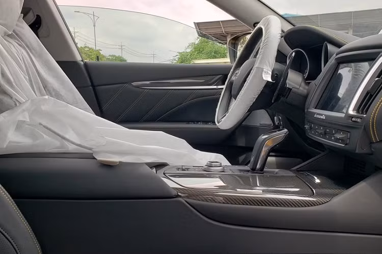 Cụ thể, Maserati Levante Trofeo sử dụng khối động cơ V8, dung tích 3.8 lít, tăng áp kép, được chế tạo bởi hãng siêu xe Ferrari. "Trái tim" này có có thể sản sinh công suất tối đa 590 mã lực tại vòng tua máy 6.250 vòng/phút và mô-men xoắn cực đại 730 Nm. Đây là một sức mạnh khá ấn tượng cho mẫu xe SUV hạng sang như Levante Trofeo.