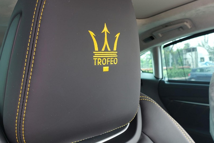 Ở trụ C ngoài logo cây đinh ba còn có tên Trofeo như khẳng định đây là một cơn gió địa Trung Hải mạnh nhất từng thấy. Vòng ra phía đuôi xe, Maserati Levante Trofeo vẫn được trang bị ống xả kép nhưng khẩu pháo thể thao và được trang bị ốp carbon lạ mắt hơn bản tiêu chuẩn.