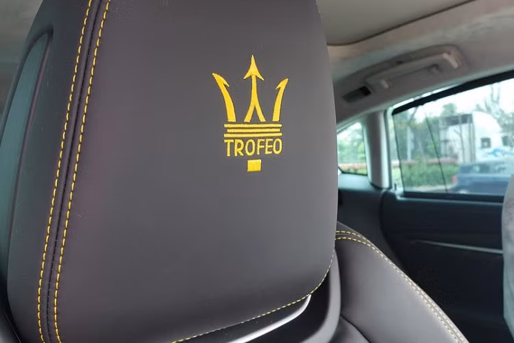 Ở trụ C ngoài logo cây đinh ba còn có tên Trofeo như khẳng định đây là một cơn gió địa Trung Hải mạnh nhất từng thấy. Vòng ra phía đuôi xe, Maserati Levante Trofeo vẫn được trang bị ống xả kép nhưng khẩu pháo thể thao và được trang bị ốp carbon lạ mắt hơn bản tiêu chuẩn.