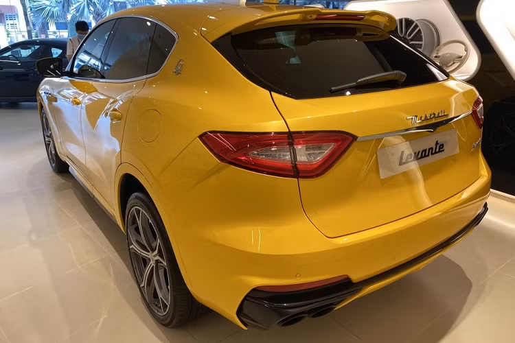 Mở cửa bước vào trong khoang lái, Maserati Levante Trofeo gây ấn tượng với da tự nhiên Pieno Fiore đắt tiền, sợi carbon được trang trí xung quanh nội thất và cả các chi tiết bằng nhôm hay gỗ.
