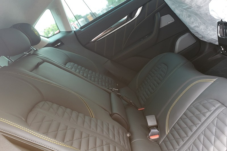 Ngoài ra xe có thêm cản va trước bằng sợi carbon hầm hố. Ngoài ra, Maserati Levante Trofeo cũng sử dụng đèn pha Full Matrix LED. Khác với Maserati Levante, phiên bản đắt tiền nhất sở hữu bộ mâm đa chấu kép thiết kế riêng biệt. 