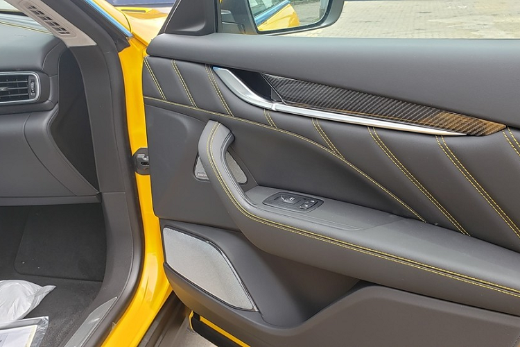 Như vậy có thể thấy, Maserati Levante Trofeo có giá bán cao hơn gấp 3 lần so với bản tiêu chuẩn, điểm nhấn của nó chính là khối động cơ V8 danh tiếng của Ferrari. Về ngoại hình, nó khác biệt so với bản tiêu chuẩn ở hốc gió 2 bên hông được mở rộng hết cỡ, mang đến sự hầm hố cho xe, nắp capô mới có thêm hốc gió carbon.