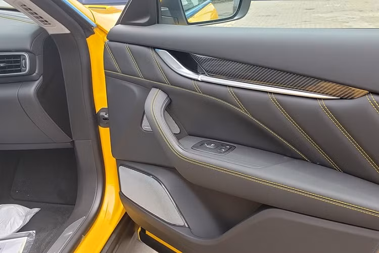 Như vậy có thể thấy, Maserati Levante Trofeo có giá bán cao hơn gấp 3 lần so với bản tiêu chuẩn, điểm nhấn của nó chính là khối động cơ V8 danh tiếng của Ferrari. Về ngoại hình, nó khác biệt so với bản tiêu chuẩn ở hốc gió 2 bên hông được mở rộng hết cỡ, mang đến sự hầm hố cho xe, nắp capô mới có thêm hốc gió carbon.