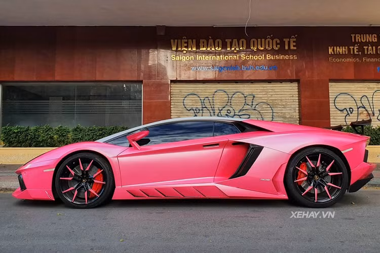 Ngoài những trang bị kể trên, siêu phẩm Aventador này còn được trang bị nắp động cơ bằng kính trị giá ngang ngửa một chiếc Kia Morning. Đặc biệt, không thể thiếu trên một siêu xe như Lamborghini Aventador là bộ ống xả hàng hiệu Fi, cho ra những âm thanh đanh thép và đúng chất.