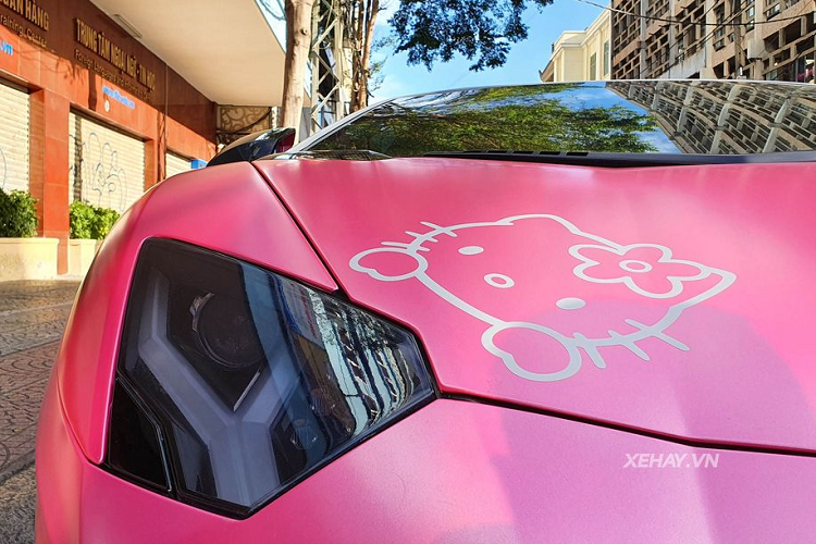 Về thiết kế, có lẽ sẽ không cần nói thêm quá nhiều về vẻ đẹp của siêu phẩm "kế nhiệm" mẫu Murcielago. Lamborghini Aventador mang trong một diện mạo đầy cuốn hút với những đường nét thiết kế cứng cáp, mạnh mẽ và thể thao.