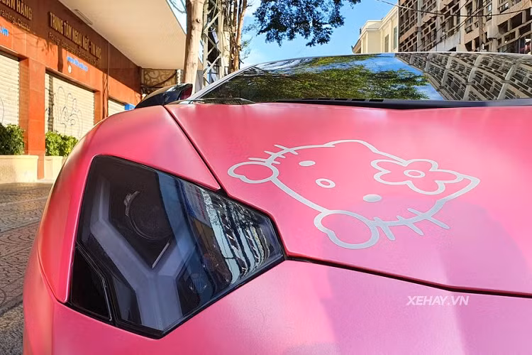 Về thiết kế, có lẽ sẽ không cần nói thêm quá nhiều về vẻ đẹp của siêu phẩm "kế nhiệm" mẫu Murcielago. Lamborghini Aventador mang trong một diện mạo đầy cuốn hút với những đường nét thiết kế cứng cáp, mạnh mẽ và thể thao.