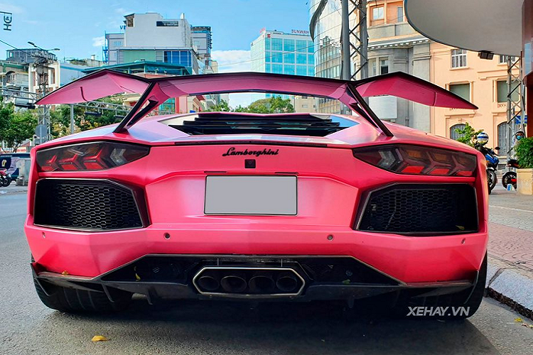 Đối với Lamborghini Aventador độ Novitec Torado, gói độ này được chủ cũ của chiếc xe hoàn thiện với rất nhiều thay đổi và tập trung chủ yếu ở phần cản trước, gương chiếu hậu, viền hốc gió trước, vây cá, ốp sườn, lưới tản nhiệt sau... Bên cạnh đó còn là việc sử dụng tối đa các vật liệu bằng carbon ở ngoại và nội thất.