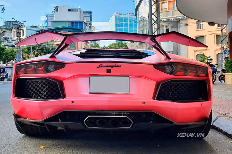 Đối với Lamborghini Aventador độ Novitec Torado, gói độ này được chủ cũ của chiếc xe hoàn thiện với rất nhiều thay đổi và tập trung chủ yếu ở phần cản trước, gương chiếu hậu, viền hốc gió trước, vây cá, ốp sườn, lưới tản nhiệt sau... Bên cạnh đó còn là việc sử dụng tối đa các vật liệu bằng carbon ở ngoại và nội thất.