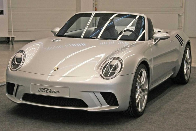 Hồi tháng 11/2020, Porsche đã khiến nhiều người hâm mộ bất ngờ khi hé lộ hàng loạt mẫu concept bí mật chưa từng công bố rộng rãi, nhưng chiếc Porsche 550one mui trần bé nhỏ ở đây lại không nằm trong số đó.