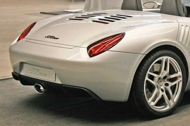 Chiếc “Little Bastard” thế kỷ 21 đã giữ bí mật suốt bao năm qua và nó mang dáng vẻ của một chiếc roadster động cơ đặt giữa với các chi tiết thiết kế nổi bật như hốc gió lớn, ống xả trung tâm giống như những chiếc Porsche thập niên 1950. Ở phía sau, chiếc xe dường như còn có một cánh gió mà sẽ mở ra ở một tốc độ cụ thể nào đó, nhưng tiếc rằng không ai có thể biết rõ điều này bởi 550one chỉ là một mẫu xe trưng bày tĩnh vì ống xả không hề kết nối với thứ gì cả.