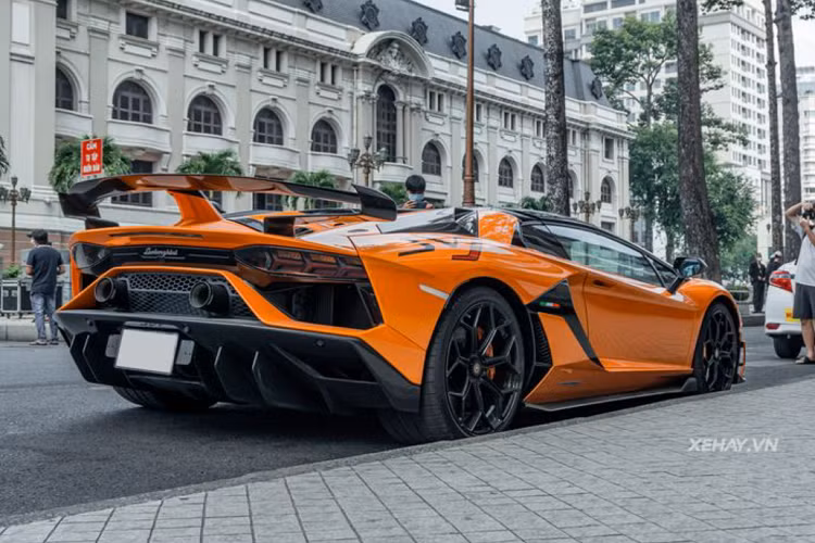 Ở bên trong, xe có nội thất màu đen chủ đạo, điểm xuyết các chi tiết màu cam tương phản và rất nhiều bề mặt sợi carbon xuất hiện khắp cabin, xe được trang bị ghế thường êm ái thay vì ghế đua.