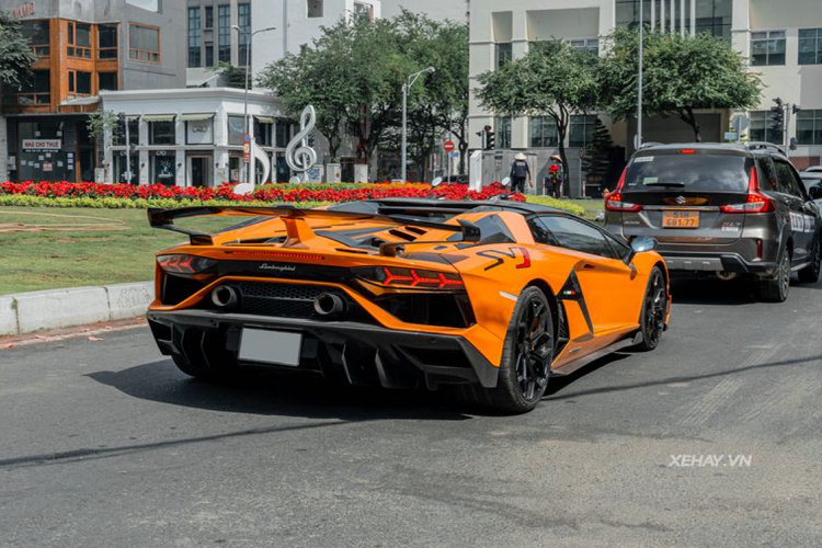 Không rõ giá xe Lamborghini Aventador SVJ Roadster mới về Việt Nam này bao nhiêu nhưng theo mức tính thuế được niêm yết thì tới hơn 50 tỷ đồng sau khi ra biển trắng. Tại thị trường Mỹ, "siêu bò" này có giá từ 573.966 USD (khoảng 13,1 tỷ đồng).