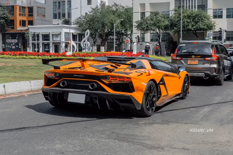 Không rõ giá xe Lamborghini Aventador SVJ Roadster mới về Việt Nam này bao nhiêu nhưng theo mức tính thuế được niêm yết thì tới hơn 50 tỷ đồng sau khi ra biển trắng. Tại thị trường Mỹ, "siêu bò" này có giá từ 573.966 USD (khoảng 13,1 tỷ đồng).