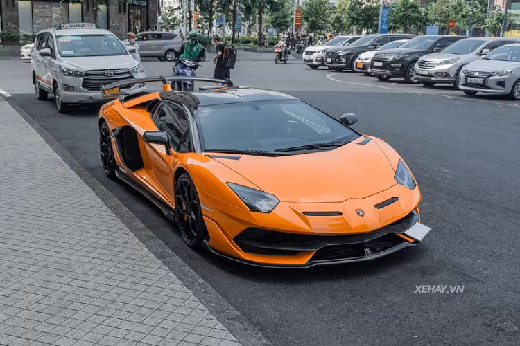 "Trái tim" của Aventador SVJ Roadster là khối động cơ hút khí tự nhiên V12 6.5L cho công suất 770 mã lực và mô-men cực đại 720 Nm. Kết hợp với hộp số bán tự động ISR 7 cấp và hệ dẫn động 4 bánh, siêu phẩm này dễ dàng bứt tốc từ 0 - 100 km/h trong 2,8 giây, trước khi cán tốc độ tối đa 350 km/h.