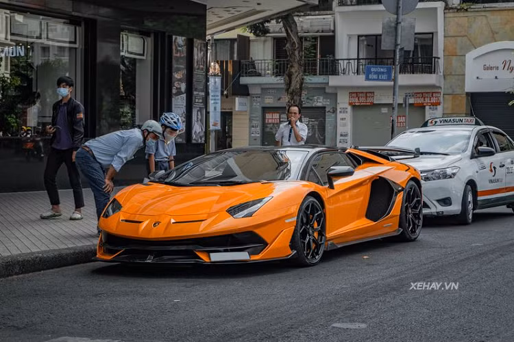 Nhắc đến dòng Aventador SVJ, dù là Coupe hay Roadster, thì cũng không thể bỏ qua hệ thống khí động chủ động ALA thế hệ mới nhất, bao gồm cản trước, cánh chia gió trước, khe gió trên nắp động cơ và cánh gió cỡ lớn phía sau...tất cả đều làm từ sợi carbon.