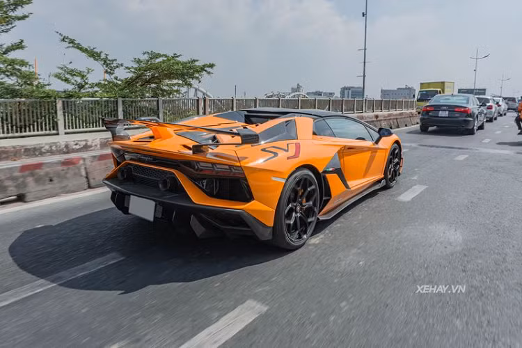 Chưa hết, siêu xe Lamborghini Aventador SVJ Roadster còn được trang bị bộ la-zăng đa chấu kép sơn đen kết hợp kẹp phanh carbon ceramic màu cam ton-sur-ton. Xe cũng có logo SVJ trên vòm bánh sau, đây là tùy chọn có giá tới 9.000 USD (khoảng 205 triệu đồng).