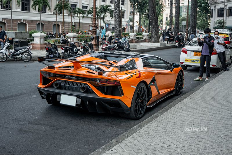 Trên thế giới chỉ có đúng 863 chiếc Aventador SVJ Roadster được xuất xưởng, gồm 800 chiếc bản chuẩn và 63 chiếc bản đặc biệt, chiếc trong bài thuộc bản tiêu chuẩn và là chiếc SVJ mui trần thứ 2 về Việt Nam, chiếc đầu tiên thuộc sở hữu của một đại gia Hà Nội.