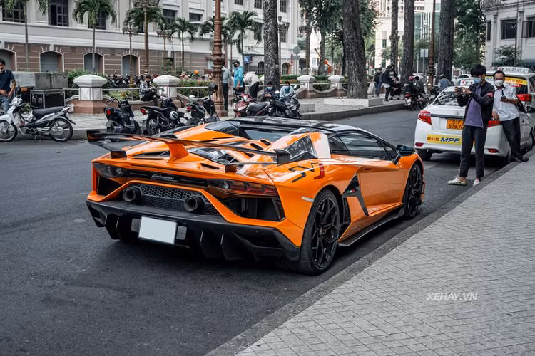 Trên thế giới chỉ có đúng 863 chiếc Aventador SVJ Roadster được xuất xưởng, gồm 800 chiếc bản chuẩn và 63 chiếc bản đặc biệt, chiếc trong bài thuộc bản tiêu chuẩn và là chiếc SVJ mui trần thứ 2 về Việt Nam, chiếc đầu tiên thuộc sở hữu của một đại gia Hà Nội.