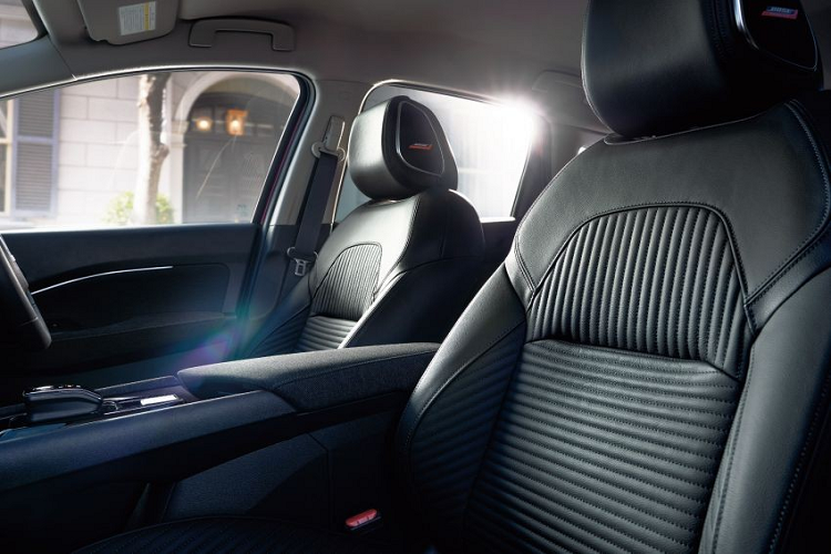 Trên đầu xe, Nissan Note Aura 2022 được trang bị cụm đèn pha thanh mảnh giống Ariya. Bên trong mỗi đèn pha là 4 bóng LED được xếp nằm ngang. Ngoài ra, đèn pha của xe còn được nối với nhau bằng nẹp màu đen bóng ở giữa, nằm ngay trên lưới tản nhiệt có mắt lưới hình kim cương mới. So với Note thông thường, Nissan Note Aura 2022 có thiết kế đầu xe trông liền lạc hơn.