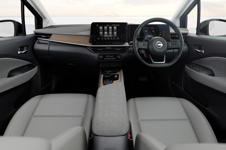 Bên ngoài, Nissan Note Aura 2022 sở hữu thiết kế lấy cảm hứng từ mẫu xe concept Ariya. Do đó, nhiều người từng lầm tưởng mẫu xe được đăng ký bản quyền kiểu dáng công nghiệp tại Việt Nam là Nissan Ariya.