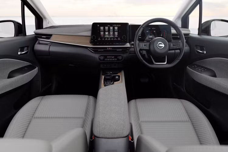 Bên ngoài, Nissan Note Aura 2022 sở hữu thiết kế lấy cảm hứng từ mẫu xe concept Ariya. Do đó, nhiều người từng lầm tưởng mẫu xe được đăng ký bản quyền kiểu dáng công nghiệp tại Việt Nam là Nissan Ariya.