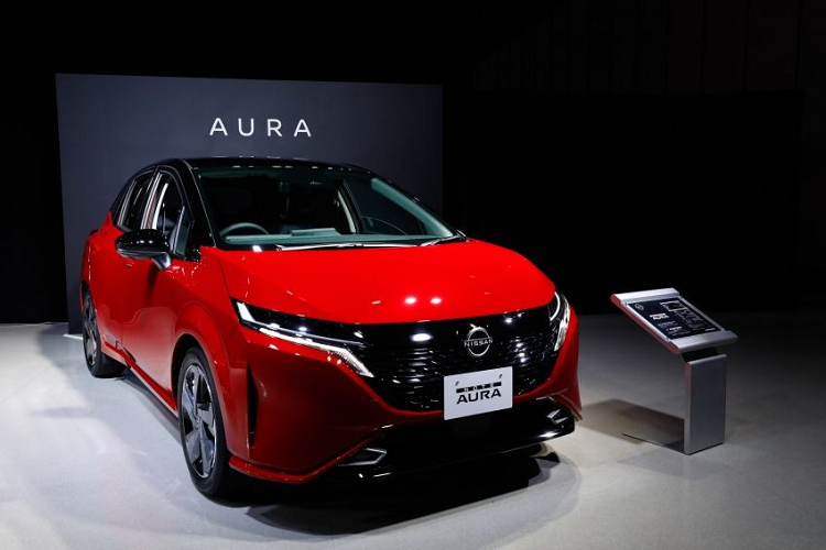 Khác với đầu xe, sườn xe của Nissan Note Aura 2022 có thiết kế khá giống với Note thông thường, trừ bộ vành hợp kim 17 inch màu xám nòng súng mới. Trong khi đó, đuôi xe được bổ sung cụm đèn hậu LED nối với nhau bằng dải đèn thanh mảnh và nẹp màu đen ở giữa. Trên nẹp màu đen này còn có tem chữ nổi "Nissan", thay cho logo của hãng. Không chỉ thay đổi thiết kế, Nissan Note Aura 2022 còn có kích thước khác biệt so với Note thường. Cụ thể, xe sở hữu chiều rộng 1.735 mm, tăng 40 mm so với Nissan Note tiêu chuẩn. Điều này mang đến dáng vẻ bề thế và trọng tâm thấp cho xe.