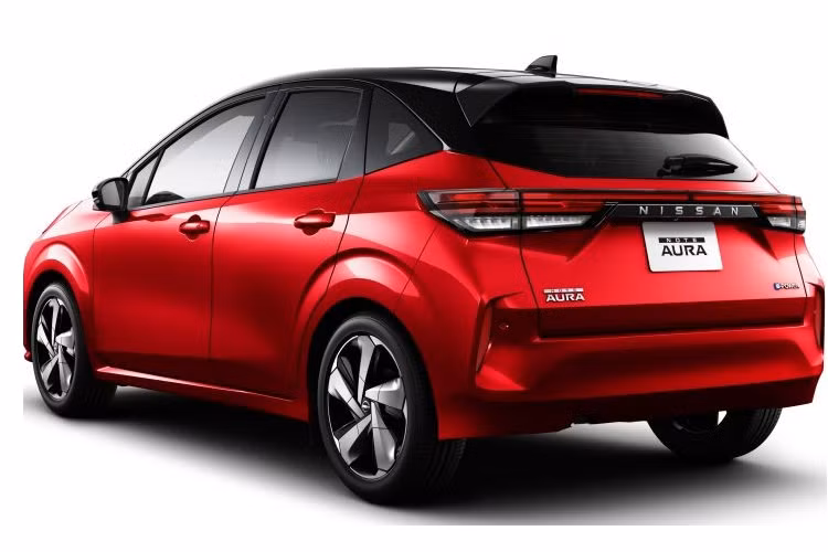 Trong đó, bản G dùng chung hệ truyền động e-Power với Nissan Note, bao gồm mô-tơ điện nằm trên cầu trước, tạo ra công suất tối đa 136 mã lực và mô-men xoắn cực đại 300 Nm. Riêng Nissan Note Aura 2022 bản G Four có thêm mô-tơ điện mạnh 68 mã lực và 100 Nm nằm ở cầu sau. Nissan Note Aura 2022 tuy chạy bằng mô-tơ điện nhưng vẫn có động cơ xăng để sạc cụm pin lithium-ion của xe. Đây là động cơ 3 xi-lanh, dung tích 1.2L, sản sinh công suất tối đa 80 mã lực và mô-men xoắn cực đại 103 Nm.