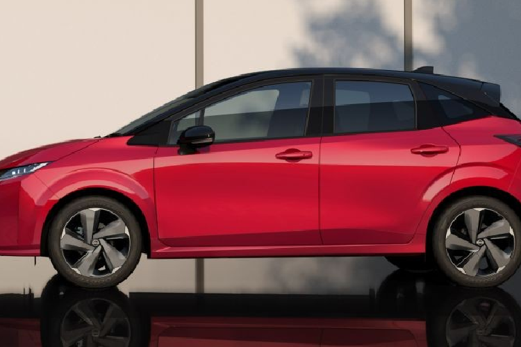 Bước vào bên trong Nissan Note Aura 2022, người lái được chào đón bằng không gian nội thất ốp gỗ ở nhiều chi tiết như cụm điều khiển trung tâm và mặt táp-lô. Trong khi đó, mặt cửa và bệ tì tay hàng ghế trước được bọc bằng chất liệu giống vải tweed. Nissan Note Aura 2022 bản tiêu chuẩn sẽ được trang bị ghế Zero Gravity được bọc bằng vải tweed phối da tổng hợp.