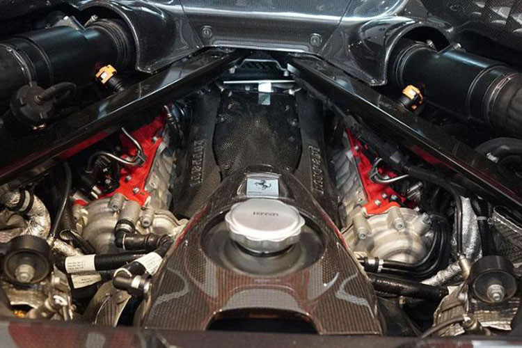 Không chỉ có động cơ ấn tượng mà ngay đến thiết kế ngoại thất của Ferrari SF90 Stradale cũng khiến người đối diện bị "thôi miên" với cụm đèn pha LED Matrix, kính chắn gió uốn cong hơn, cột A thanh mảnh, thanh ba-bô-lê khí động học bên sườn và hốc hút gió nằm cao.