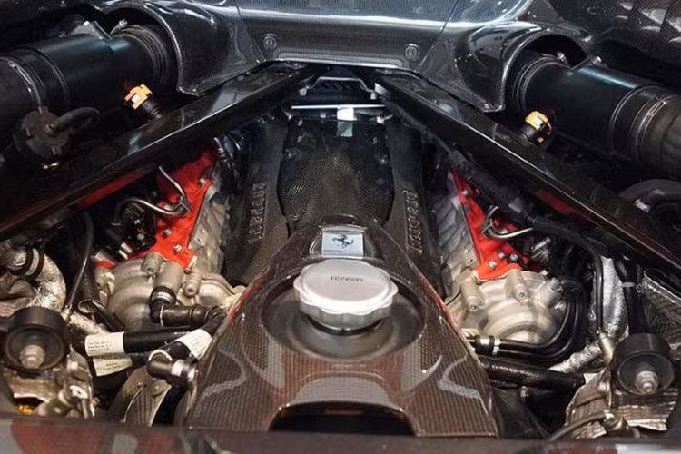 Không chỉ có động cơ ấn tượng mà ngay đến thiết kế ngoại thất của Ferrari SF90 Stradale cũng khiến người đối diện bị "thôi miên" với cụm đèn pha LED Matrix, kính chắn gió uốn cong hơn, cột A thanh mảnh, thanh ba-bô-lê khí động học bên sườn và hốc hút gió nằm cao.