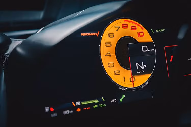 Sức mạnh của động cơ plug-in hybrid đã cho phép siêu phẩm Ferrari SF90 Stradale có thể tăng tốc từ vị trí xuất phát lên 100 km/h trong thời gian 2,5 giây, thêm 4,2 giây để tăng tốc lên 200 km/h trước khi đạt vận tốc tối đa 340 km/h. Ngoài ra, Ferrari SF90 Stradale có thể hoàn thành quãng đường 25 km chỉ bằng mô-tơ điện trên cầu trước.