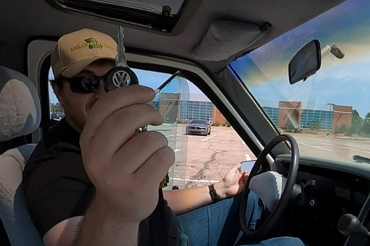 Trong video, “Aging Wheels” cho chúng ta thấy 1 trong 3 cấu hình mà UM đã tạo ra cho UnCar, kiểu panel van. Hai tùy chọn còn lại là hatchback và 2 + 2 chỗ ngồi. Quan trọng hơn, UnCar được chế tạo bằng nhiều phụ tùng lấy từ nhiều mẫu xe khác nhau.