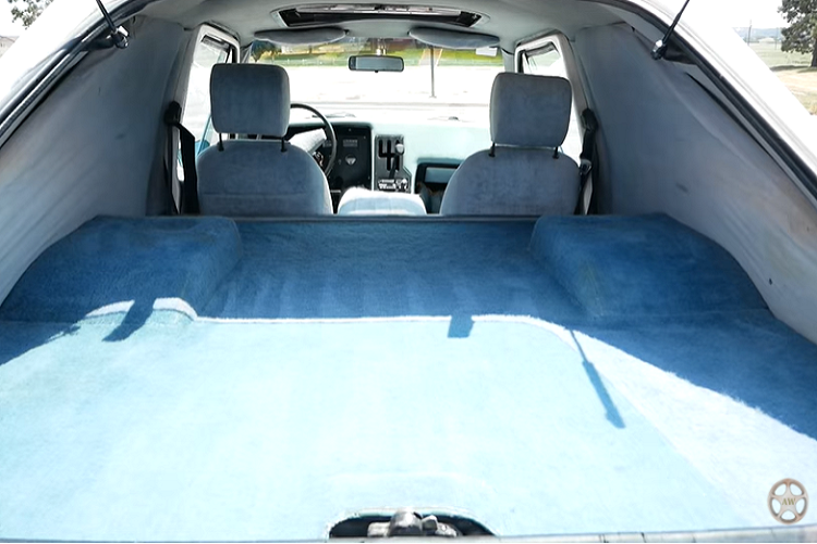 Phần thân vỏ bằng sợi thủy tinh cho UnCar đã được UM chế tạo từ đầu, nhưng phần còn lại của xe là một câu chuyện khác. Kính chắn gió và đèn hậu phía sau là của Chevrolet Monza, trục trước và sau là của Volkswagen Rabbit, trong khi cửa sổ trời là của Triumph TR4 Special Edition, còn kính cửa sau vẫn có logo Mercury trên đó. Chìa khóa để khởi động xe là chìa khóa Volkswagen với đầy đủ logo. Điểm kỳ dị nhất là hệ thống sưởi ấm của xe – một máy sấy tóc Gillette.