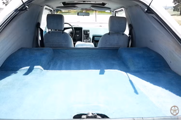 Phần thân vỏ bằng sợi thủy tinh cho UnCar đã được UM chế tạo từ đầu, nhưng phần còn lại của xe là một câu chuyện khác. Kính chắn gió và đèn hậu phía sau là của Chevrolet Monza, trục trước và sau là của Volkswagen Rabbit, trong khi cửa sổ trời là của Triumph TR4 Special Edition, còn kính cửa sau vẫn có logo Mercury trên đó. Chìa khóa để khởi động xe là chìa khóa Volkswagen với đầy đủ logo. Điểm kỳ dị nhất là hệ thống sưởi ấm của xe – một máy sấy tóc Gillette.