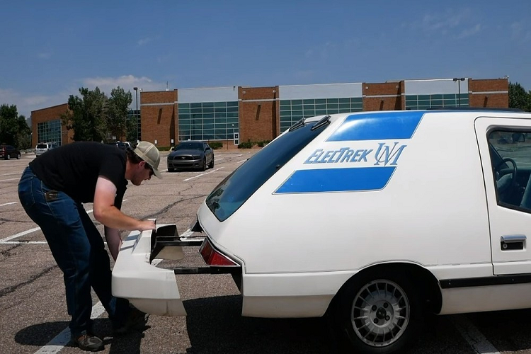 Dựa theo uniquemobility.org, một trong số ít nguồn tin hiếm hoi về Electrek UnCar, thậm chí họ cũng không chắc có bao nhiêu chiếc xe đã được bán trên thị trường. Trên thực tế, con số đó chỉ khiêm tốn khoảng 50 chiếc mà thôi. Tại thời điểm bán, một chiếc xe điện UnCar có giá khoảng 25.000 USD, khá đắt đối với năm 1979.